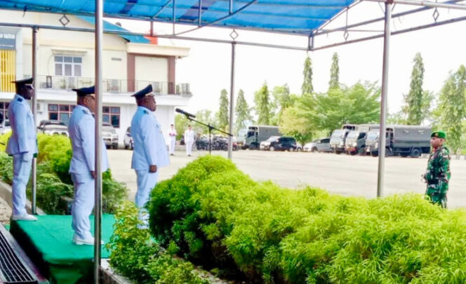 
					Bupati Jayapura Yunus Wonda bertindak sebagai Inspektur Upacara pada peringatan Hari Lahir Pancasila 1 Juni 2025, di Lapangan Apel Kantor Bupati Jayapura, Gunung Merah, Sentani, Kabupaten Jayapura. (Foto dok: jayapurakab.go.id), Papua. 