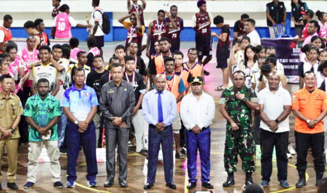
					Bupati Jayapura Yunus Wonda berfoto bersama usai menutup secara resmi turnamen Bola Basket Kategori Umum di GOR Toware, Distrik Waibu. (Foto dok:jayapurakab.go.id)