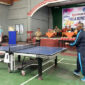 Pertandingan eksibisi antara Bupati Jayawijaya Atenius Murip melawan Ketua Panitia Zebur Ozoma  pada pembukaan Kejuaraan Terbuka Tenis Meja Piala Bupati Jayawijaya 2025 di Wamena. (KabarPapua.co/Agris Wistrijaya)