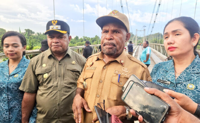 
					Bupati Jayapura Yunus Wonda dan Wabup Jayapura Haris Richard Yocku saat diwawancara wartawan. (Foto dok: jayapurakab.go.id)