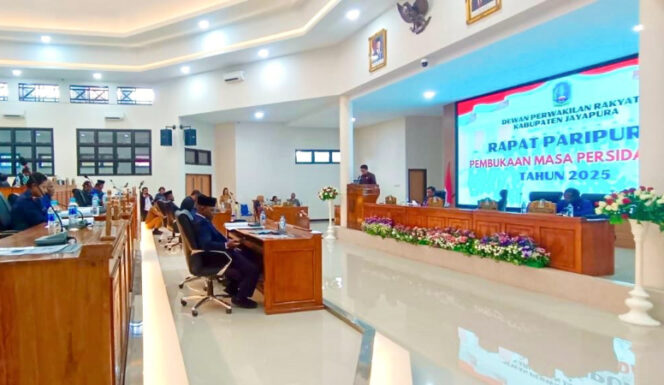 
					Ketua DPRK Jayapura Ruddy Bukanaung saat menyampaikan pidato pembukaannya pada masa persidangan I tahun anggaran 2025, di Ruang Sidang Gedung DPRK Jayapura, Kantor, Sentani. (Foto dok: jayapurakab.go.id)
