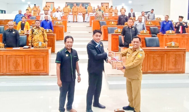 
					Saat Ketua DPRK Jayapura Ruddy Bukanaung didampingi Wakil Ketua I Piet Hariyanto Soyan ketika menyerahkan laporan hasil kegiatan reses I masa sidang I tahun 2025 di Ruang Sidang DPRK Jayapura Sentani. (Foto dok: jayapurakab.go.id)