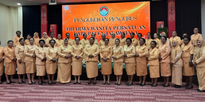 
					Pengukuhan DWP Kabupaten Jayawijaya. Foto: Agris Wistrijaya/Kabarpapua.co 