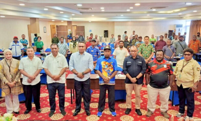 
					Bupati Jayapura Yunus Wonda berfoto bersama usai membuka kegiatan sosialisasi terkait pengelolaan informasi administrasi kependudukan di Hotel Horex, Sentani. (Foto dok: jayapurakab.go.id)