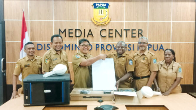 
					Diskomifo Papua serahkan bantuan 30 unit perangkat Starlink ke Diskominfo Jayapura.  (Foto dok: jayapurakab.go.id)