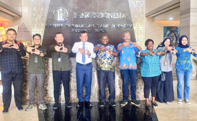 
					Deputi Kepala Perwakilan Bank Indonesia Provinsi Papua David Sipahutar, bersama Kepala Dinas Kominfo Kabupaten Jayapura Gustaf Griapon, didampingi sejumlah staf Kominfo dan BI berpose Jari Berbentuk QRIS. (Foto dok: jayapurakab.go.id)