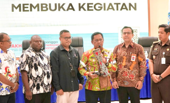 
					Foto bersama Pj Bupati Jayapura Semuel Siriwa didampingi Kepala OJK Papua dan Papua Barat Fatwa Aulia, Kepala Kantor Perwakilan IDX Bursa Efek Indonesia (BEI) Papua dan Papua Barat Kresna Aditya Payokwa, Kepala Dinas Kominfo Jayapura Gustaf Griapon, Kejaksaan Tinggi Papua. (Foto dok: jayapurakab.go.id)