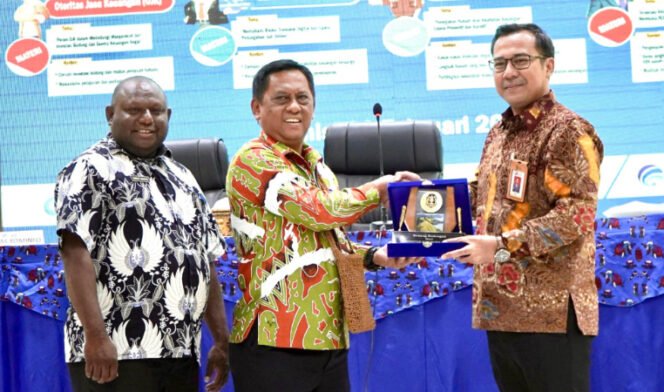 
					Pj. Bupati Jayapura Semuel Siriwa didampingi Kadis Diskominfo Gustaf Griapon, menyerahkan cinderamata kepada Kepala OJK Papua, Fatwa Aulia di Aula Lantai II Kantor Bupati Gunung Merah, Sentani. (Foto dok: jayapurakab.go.id)