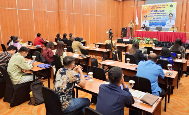 
					Disnaker Kota Jayapura sosialisasi penyusunan Rencana Tenaga Kerja (RTK) Mikro. (KabarPapua.co/Natalya Yoku)