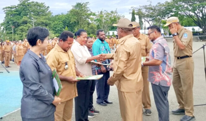 
					Bupati Jayapura Yunus Wonda saat serahkan SK secara simbolis pelaksanaan Koperasi Merah Putih bagi para kepala distrik di Kabupaten Jayapura. (Foto dok: jayapurakab.go.id)