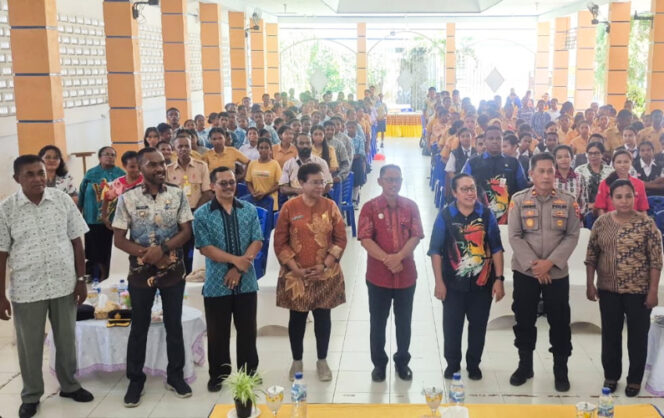 
					Wabup Kepulauan Yapen Roi Palunga bersama peserta dan Forkopimda saat menghadiri Sosialisasi Forum Anak Daerah yang digelar DPPKB Kepulauan Yapen. (KabarPapua.co/Ainun Faathirjal)
