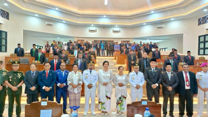 
					Foto bersama Bupati Jayapura Dr. Yunus Wonda dan Wakil Bupati Haris Richard S. Yocku bersama Ibu, Anggota DPRK Jayapura, Pejabat di lingkup Pemerintah Kabupaten Jayapura dan Forkopimda, di Ruang Sidang Gedung DPRK Jayapura, Gunung Merah Sentani. (Foto dok: jayapurakab.go.id)