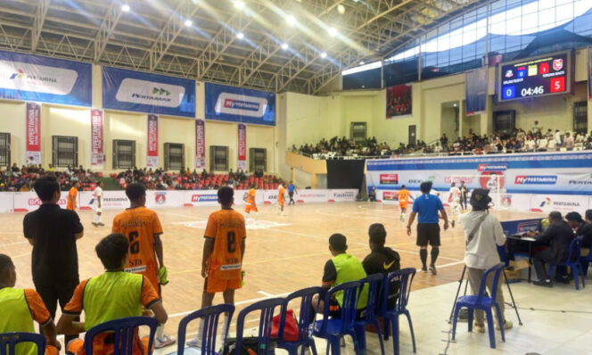 
					Laga futsal antar SMA lewat MyPertamina Futsal Competition 2025 di GOR Cenderawasih, Kota Jayapura, Papua. (KabarPapua.co/Cunding Levi)