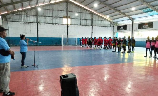 
					Ketua Panitia Rina Palunga saat membuka pertandingan persahabatan futsal antar pelajar SMA/SMK di Lapangan Futsal SIG Arena, Serui. (IST)