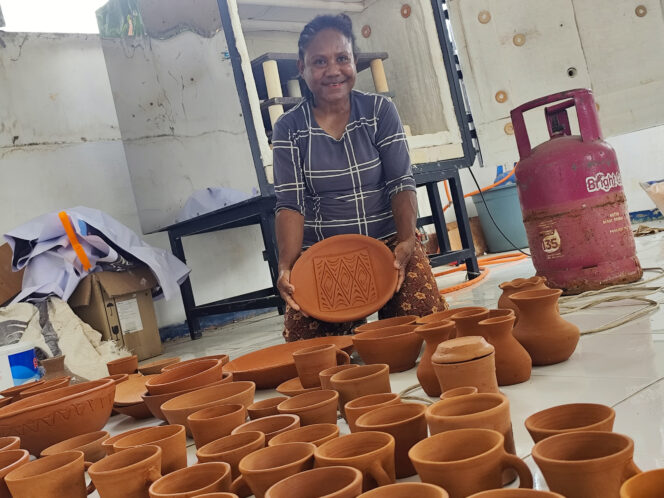 
					Beatriks Felle, salah satu pengrajin gerabah di Kampung Abar Sentani. Foto: Katharina Lita/KabarPapua.co