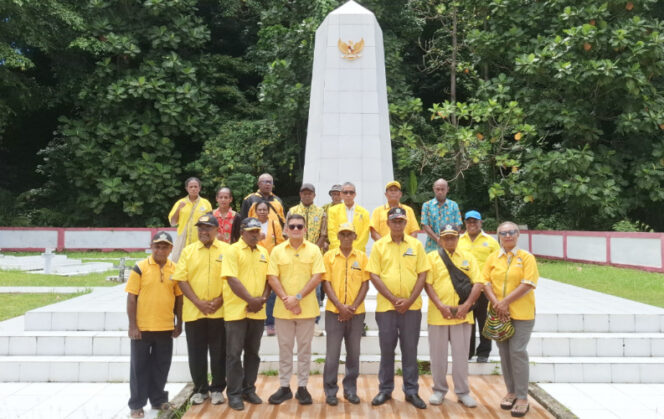 
					Kader DPD II Partai Golkar Kepulauan Yapen melaksanakan ziarah ke TMP Serui dalam rangka HUT ke-61 Partai Golkar, Senin, 20 Oktober 2025. (KabarPapua.co/Ainun Faathirjal)