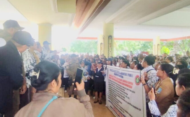 
					Ratusan guru berunjuk rasa di Kantor Bupati Jayapura, Sentani. (Foto dok: jayapurakab.go.id)