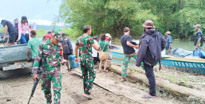 
					Guru dan nakes  Kampung Ururu saat mengungsi, Sabtu, 25 Oktober 2025.  (Foto Dok: Pospol Yamor)