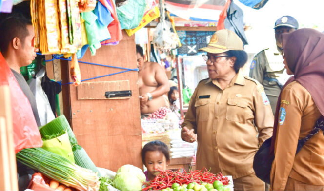 
					Asisten II Bidang Perekonomian dan Pembangunan Setda Kabupaten Jayapura, Delila Giay pimpin pelaksanaan sidak di Pasar Pharaa Sentani. (Foto dok: jayapurakab.go.id)