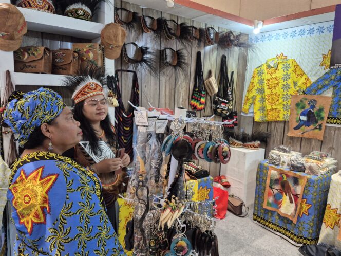 
					Dekranasda Kota Jayapura hadir pada ajang pameran kerajinan terbesar di Asia Tenggara, The Jakarta International Handicraft Trade Fair . Foto: ist