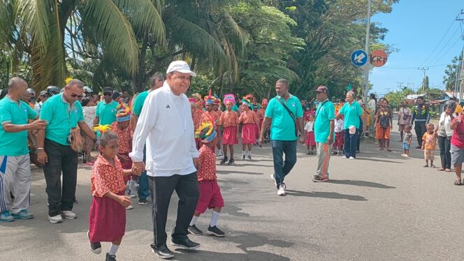 
					Bupati Kepulauan Yapen saat bersama siswa/i Anotourei dalam Parade Tari Yosim Tempo Doeloe. Foto: Ainun Faathirjal/KabarPapua.co