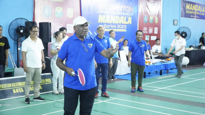 
					Wali Kota Jayapura yang juga sebagai Ketua KONI, Abisai Rollo saat membuka turnamen Mandala Series Badminton Open Tournament 2025. Foto: Natalya Yoku/KabarPapua.co