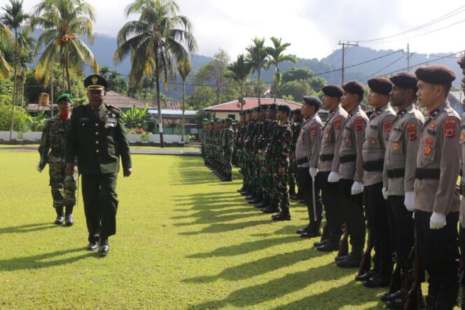 
					Upacara Peringatan HUT TNI Ke-80 di Halaman Kodim 1709/YAWA.  Foto:
Ainun Faathirjal/KabarPapua.co