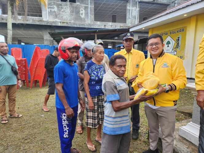 
					Partai Golkar Kepulauan Yapen berbagi sembako. Foto: Ainun Faathirjal/KabarPapua.co  