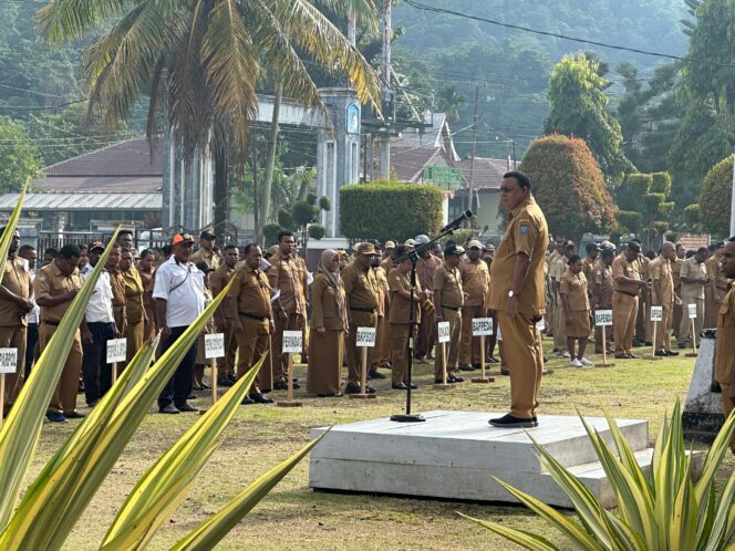 
					Bupati Yapen, Benyamin Arisoy saat memimin upacara ASN. Foto: Humas Pemkab Yapen