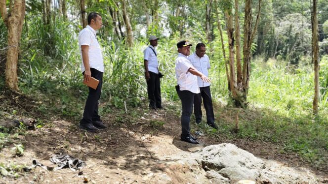 
					Penentuan  sumur bor yang akan dibangun pada sejamlah titik untuk kebutuhan di kompleks pemerintahan kantor Bupati Jayapura. Foto: ist