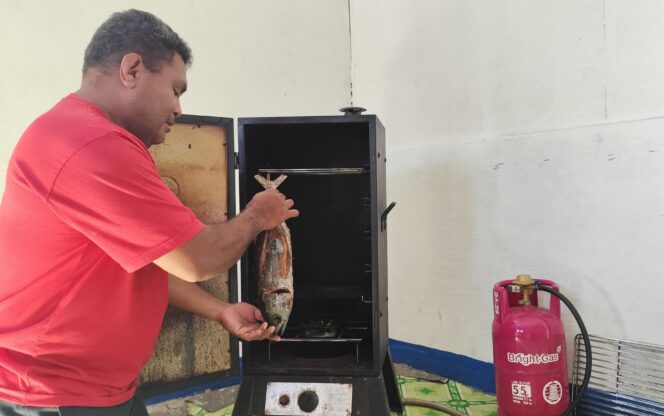 
					Pelaku UMKM pengasapan ikan asar di Kampung Bright Gas  Dok 8 Jayapura. Foto: Katharina/Kabarpapua.co