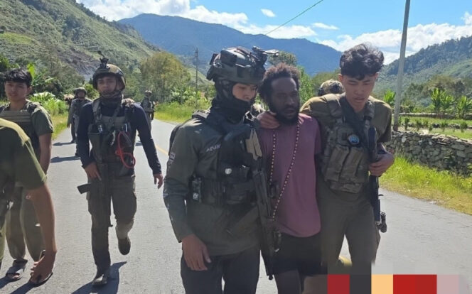 
					Terduga pemasok amunisi ke KKB Puncak Jaya tertangkap. Foto: Satgas Damai Cartens