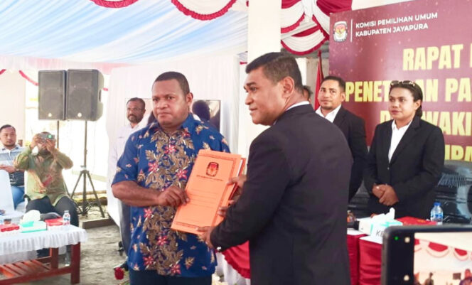 
					Ketua KPU Kabupaten Jayapura Efra J. Tunya saat menyerahkan salinan keputusan tentang Penetapan Bupati dan Wakil Bupati Jayapura terpilih kepada Wakil Bupati Jayapura Haris Richard S. Yocku. (Foto dok: jayapurakab.go.id)
