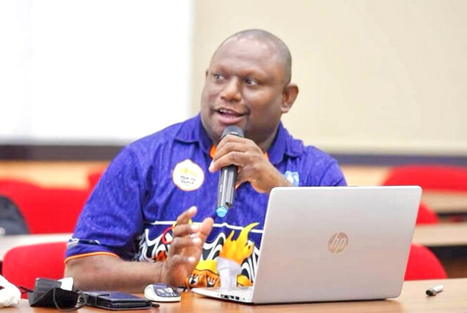 
					Kepala Diskominfo Kabupaten Jayapura, Gustaf Griapon, S.T., M.Sos saat menyampaikan materi dalam sebuah kegiatan. (Foto dok: jayapurakab.go.id)