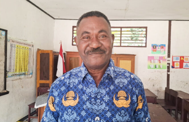 
					Kepala SDN Anotourei, Salmon T. Wonatorei. (KabarPapua.co/Ainun Faathirjal)