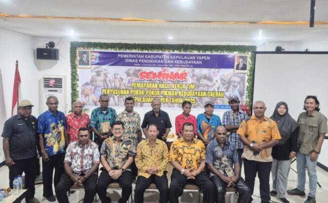 
					Sesi foto bersama Tim Penyusun dan Peserta Seminar Pokok Pikiran Kebudayaan Daerah Kepulauan Yapen 2025. (KabarPapua.co/Ainun Faathirjal)
