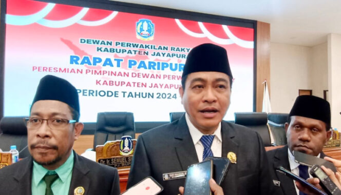 
					Ketua DPRK Jayapura, Ruddy Bukanaung didampingi Wakil ketua I dan II. (Foto dok: jayapurakab.go.id)