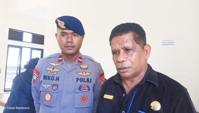 
					Imanuel Rahail, Ketua Komisi C DPRK Kaimana (kanan) bersama perwakilan Sat Brimob Polda Papua Barat, Ipda. Nikodemus Helwin usai melakukan pertemuan, Selasa 14 Oktober 2025. (KabarPapua.co/Yosias Wambrauw)