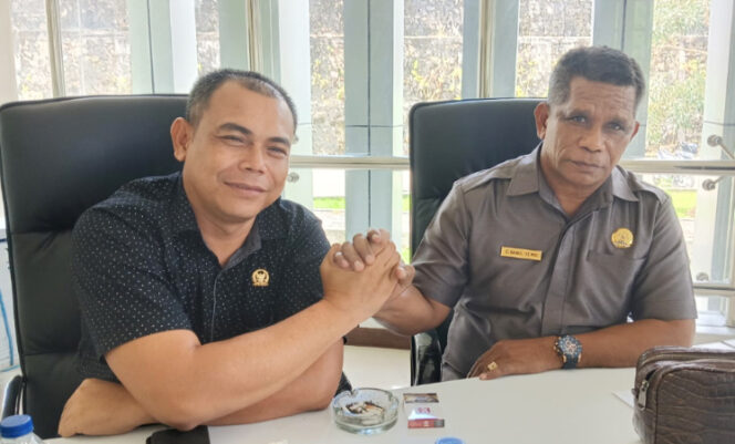 
					Ketua Komisi C DPRK Kaimana, Imanuel Rahael (kanan) didampingi Sekertaris Komisi C DPRK Kaimana, Jaja Sudrajat saat diwawancarai kabarpapua.co, Rabu, 1 Oktober 2025. (KabarPapua.co/Yosias Wambrauw)