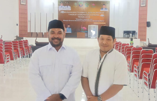 
					Ketua Panitia Fatamsyah Furu (kiri) bersama Wakil Sekertaris Panitia MTQ Kaimana, Hasan Cono. (KabarPapua.co/Yosias Wambrauw)