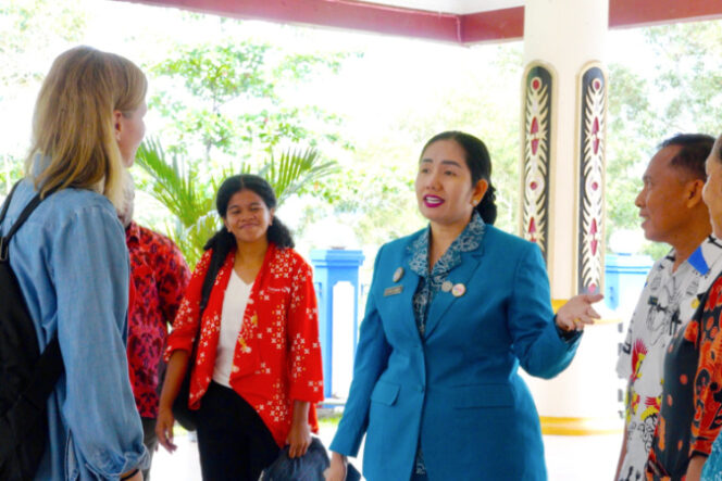 
					Kedatangan Head of Corporate Citizenship Asia ex Japan of Nomura, Mrs. Joanne Braithwaite, disambut hangat dan diterima langsung Ketua TP-PKK Kabupaten Jayapura, Dewi Sartika Wonda. (Foto dok: jayapurakab.go.id)