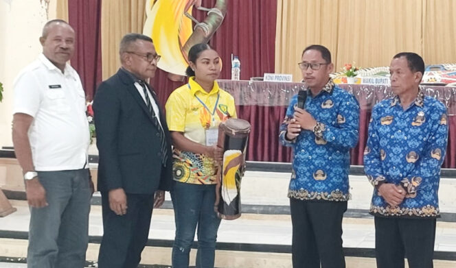 
					Wabup Kepulauan Yapen Roi Palunga didampingi Sekretaris Umum Koni Papua George Weyasu saat membuka secara resmi Musorkab III Koni Kepulauan Yapen Tahun 2025 di Serui. (KabarPapua.co/Ainun Faathirjal)