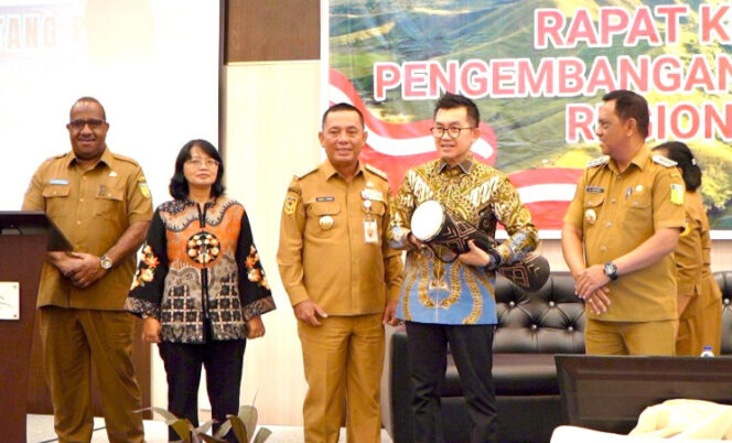 
					Kepala LAN RI Muhammad Taufiq didampingi Pj. Gubernur Papua Ramses Limbong, dan Pj. Bupati Jayapura Semuel Siriwa. (Foto dok: jayapurakab.go.id)