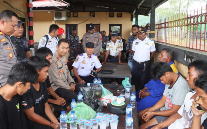 
					Polres Kepulauan Yapen AKBP Ardyan Ukie hercahyo saat mengunjungi korban laka laut yang berada di Polsek KP3 Laut Serui. (Foto dok: Humas Polres Kepulauan Yapen)