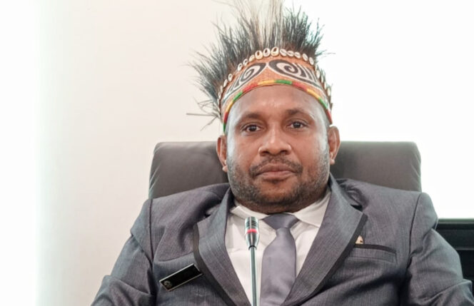 
					Anggota MRP Pokja Adat utusan Kabupaten Kepulauan Yapen, Cyrilus C. Moman. (Istimewa)