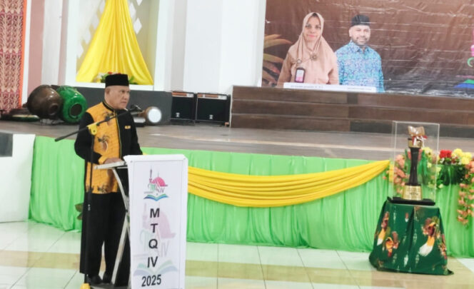 
					Bupati Kaimana Hasan Achmad saat menyampaikan sambutan di acara Pembukaan MTQ IV Tingkat Kabupaten Kaimana, Kamis, 9 Oktober 2025. (KabarPapua.co/Yosias Wambrauw)