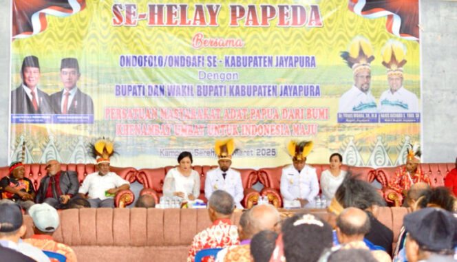 
					Tampak Bupati dan Wakil Bupati Jayapura saat berada di acara Se-Helay Papeda bersama Ondofo/Ondoapi dan kepala-kepala suku di Heleybhey Obhe Kampung Sereh. (foto dok: jayapurakab.go.id)