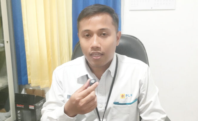 
					Manajer PT PLN ULP Serui, M. Alfian Irsyadul Ibad saat diwawancarai di ruang kerjanya. (KabarPapua.co/Ainun Faathirjal)