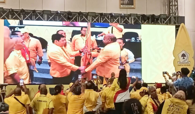 
					Penyerahan bendera petaka Golkar kepada Ketua Terpilih DPD Partai Golkar Papua. (KabarPapua.co/Imelda)
