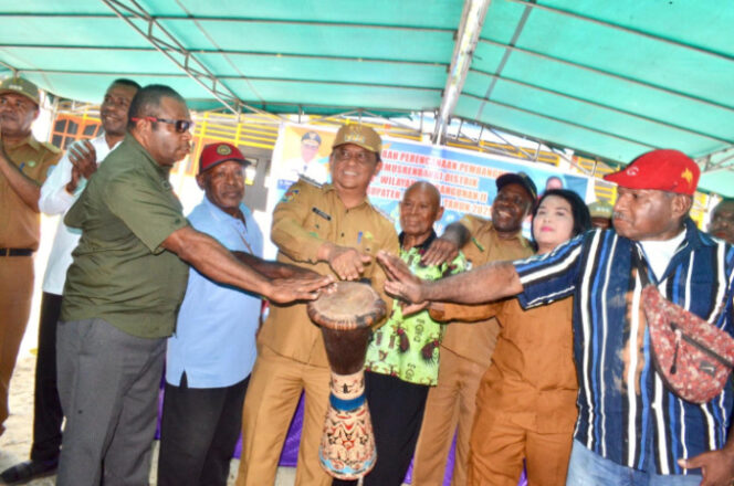 
					Pj. Bupati Jayapura, Dr. Ir. Semuel Siriwa, M.Si didamping sejumlah pihak sedang menabuh tifa tanda dibukanya Musrenbang di Distrik Wilayah Pembangunan II Kabupaten Jayapura, di Kampung Maruway, Distrik Yokari. (Foto dok: jayapurakab.go.id)